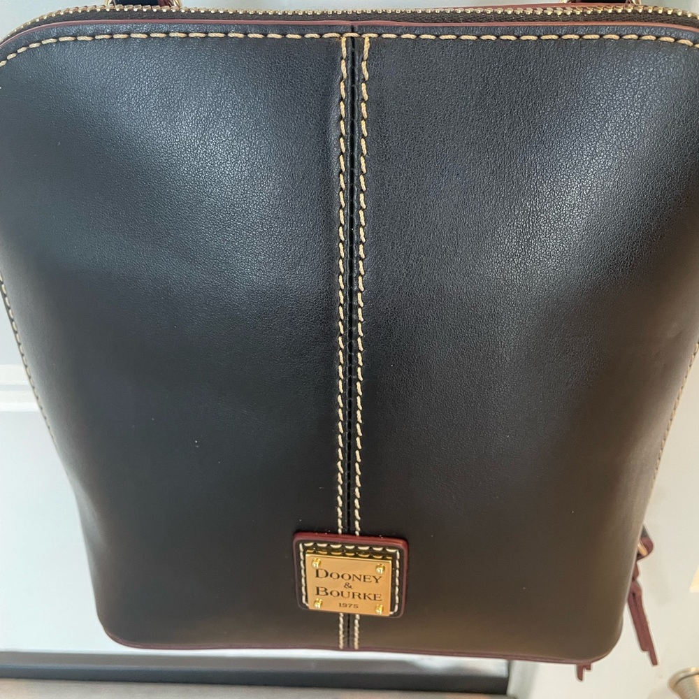 NWT Dooney & Bourke Trixie Black Crossbody with Contrast Stitching - Picture 2 of 8